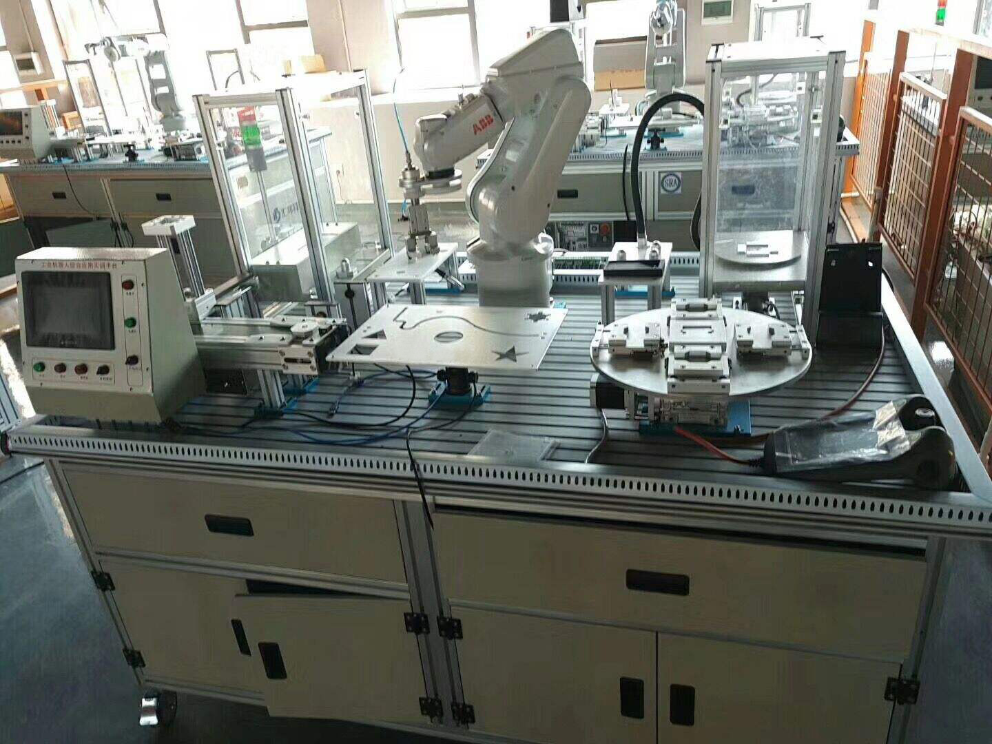 工業機器人多功能工作站